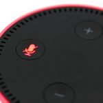 un Amazon Echo / Alexa con el que se pueden usar estores enrollables a medida baratos online con motor