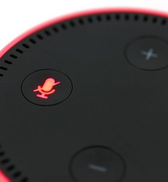 un Amazon Echo / Alexa con el que se pueden usar estores enrollables a medida baratos online con motor