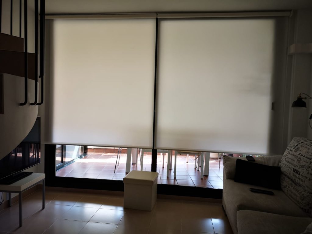 Viste las ventanas de tu salón con estores enrollables, paneles japoneses, cortinas verticales a medida. Ideales para el salón.